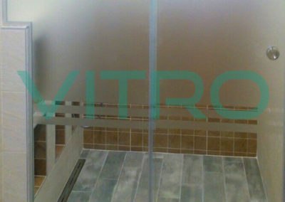 Реализиран проект - душ преграда с плъзгаща врата и комбинирано стъкло - прозрачно и мат