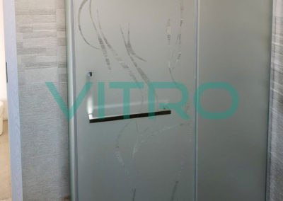 Реализиран проект - душ кабина с матово стъкло и силует на жена