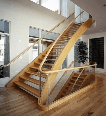 Дървено стълбище с парапет от стъкло