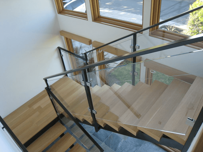 Стълбище със стъклен парапет