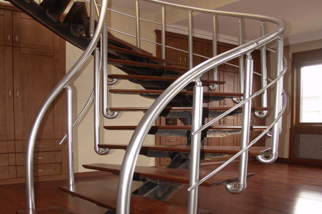 Вита стълба с алуминиев масивен парапет и дървени стълби