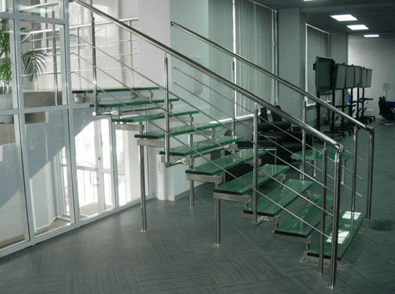 Стълбище със стъклени стъпала и парапет